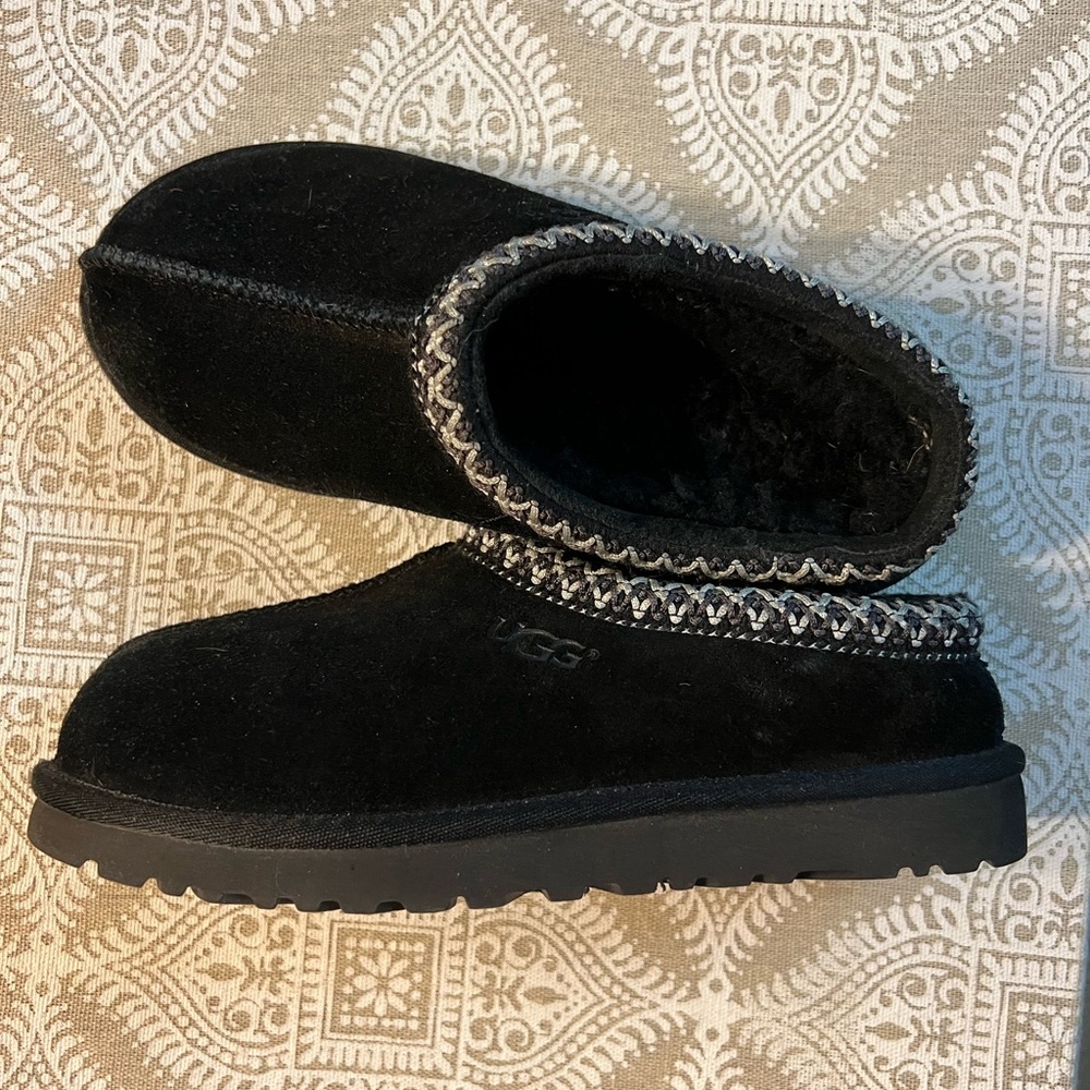 UGGS Tasman Suede Slippers. Black, Kids size 4 Never Worn